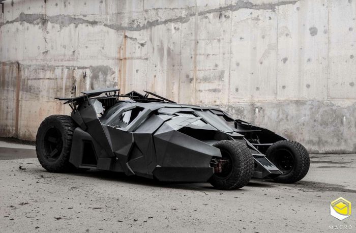  Chiếc Batmobile có 2 chỗ ngồi, cửa mở theo phương dọc kiểu cánh dơi, cánh lướt gió sau điều chỉnh bằng hệ thống khí nén, dàn lốp và la-zăng đặt từ Mỹ và Hàn Quốc, hệ thống treo gồm 4 giảm xóc trước, 2 giảm xóc sau và khối lượng gần 600 kg. 