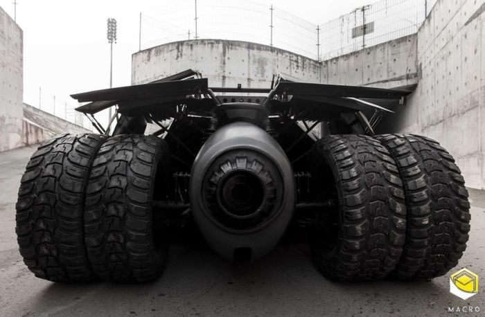  So với thời điểm đầu được giới thiệu, ngoại hình của chiếc Batmobile không thay đổi nhiều, ngoại trừ một số chi tiết như ống xả có tạo hình cầu kỳ hơn, càng trước sơn đỏ. 