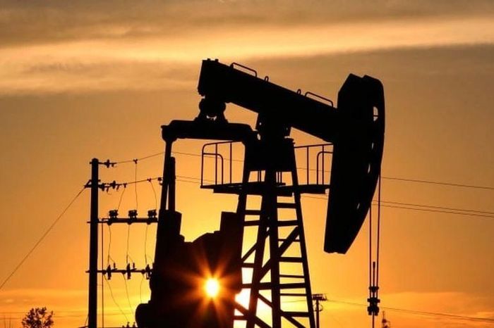 Giá dầu tăng vọt do nguồn cung hạn chế và căng thẳng Nga - Ukraine (Ảnh: Getty).