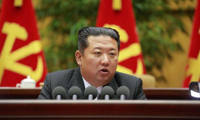 Nhà lãnh đạo Triều Tiên Kim Jong-un từng tuyên bố nâng cấp kho vũ khí chiến lược quốc gia. Ảnh: KCNA