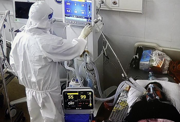 Cán bộ y tế điều trị bệnh nhân mắc Covid-19.
