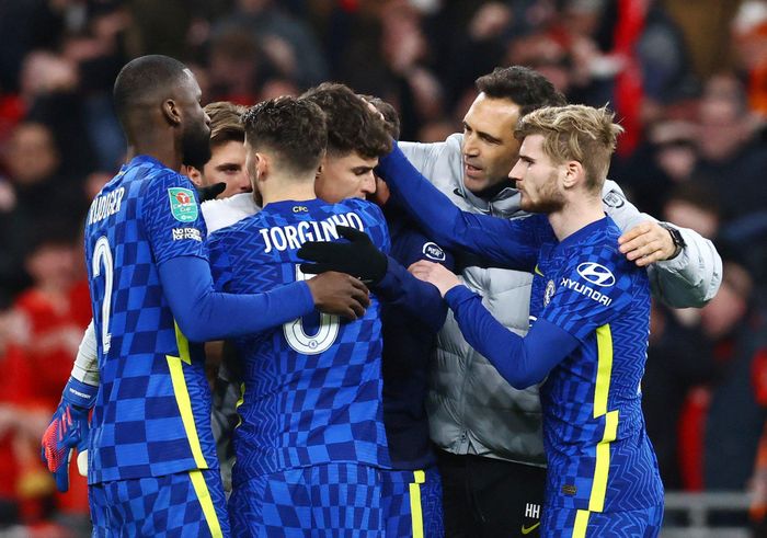  Đồng đội an ủi Kepa sau khoảnh khắc kém may mắn. Theo Opta, 11-10 là tỷ số lần đầu tiên xuất hiện trong lịch sử một trận đấu giữa 2 CLB đều ở giải VĐQG Anh (First Division/Premier League). 