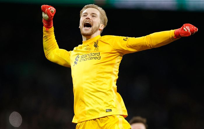  Caoimhin Kelleher không phụ kỳ vọng của HLV Klopp để chơi một trận chung kết đầy ấn tượng. Thủ môn sinh năm 1998 có 4 pha cứu thua, nổi bật là tình huống cản cú sút cận thành của Christian Pulisic ở phút thứ 6, và quan trọng hơn là thực hiện thành công loạt luân lưu thứ 11 để gây sức ép lên Kepa. 