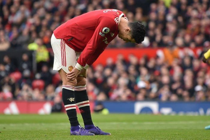 Ronaldo liên tục thở dốc trong trận Watford. Ảnh: Reuters.