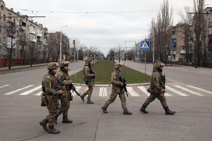  Các binh sĩ Ukraine đã sẵn sàng ở khu vực Donetsk vào ngày 27/2. Ảnh: AP. 