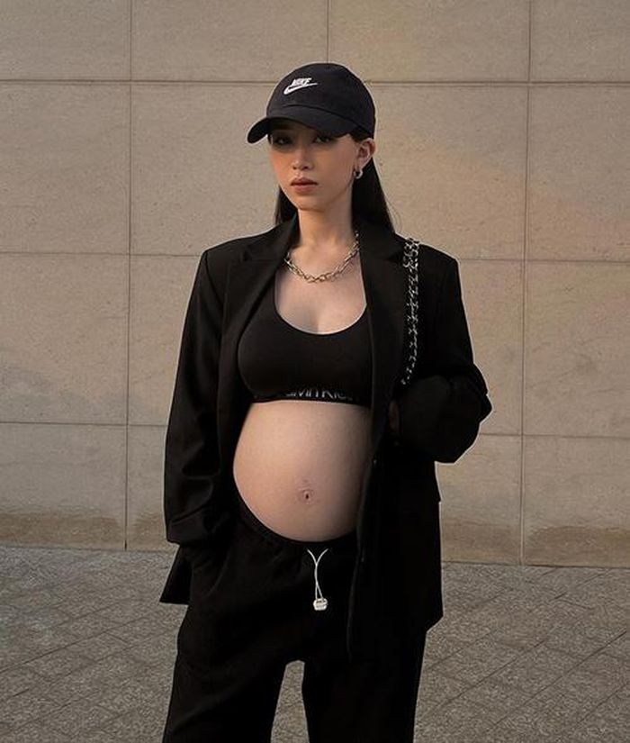 Suốt thời kỳ bầu bí, nữ rich kid vẫn vô tư diện trang phục khoét lưng sâu hay bikini hút cả chục nghìn like của cư dân mạng.