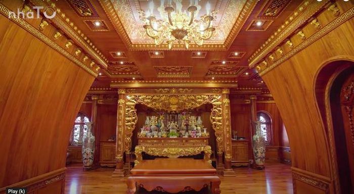 Tầng 4 là không gian dành cho việc thờ cúng. Phần trần nhà và tường nhà chạm khắc tỉ mỉ, đi kèm với nhiều chi tiết dát vàng. Nguồn ảnh: chụp màn hình NhaTo