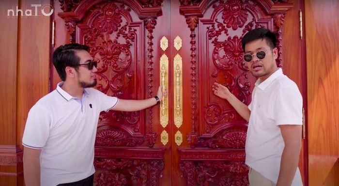 Đáng chú ý, căn nhà không trát mà toàn bộ bằng gỗ và đá.