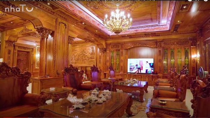 Trần nhà, tường nhà và các đồ vật xung quanh đều làm toàn bộ từ gỗ đỏ.