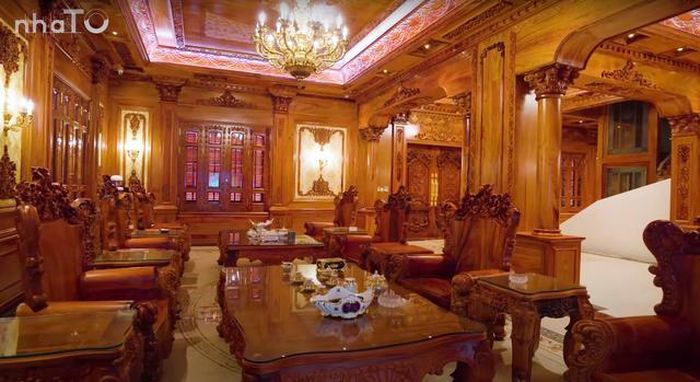 Phòng khách rộng 80m2, nền lát đá cao cấp.