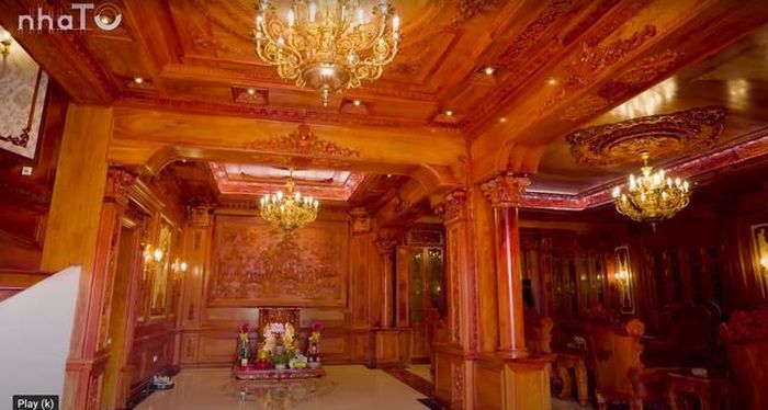 Toàn bộ gỗ là gõ đỏ từ châu Phi, được gia chủ thuê thợ về cắt xẻ và chạm khắc.