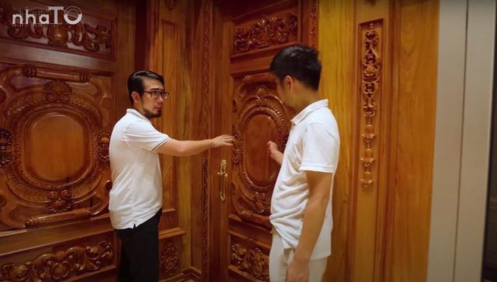 Thậm chí, cánh cửa nhà vệ sinh cũng được chạm khắc cầu kỳ từ gỗ.