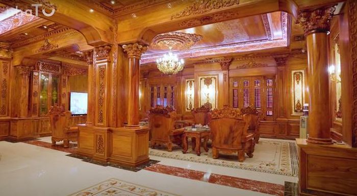 Trên trần căn biệt thự treo nhiều bộ đèn chùm, với chi phí ước tính khoảng 700-800 triệu/bộ.