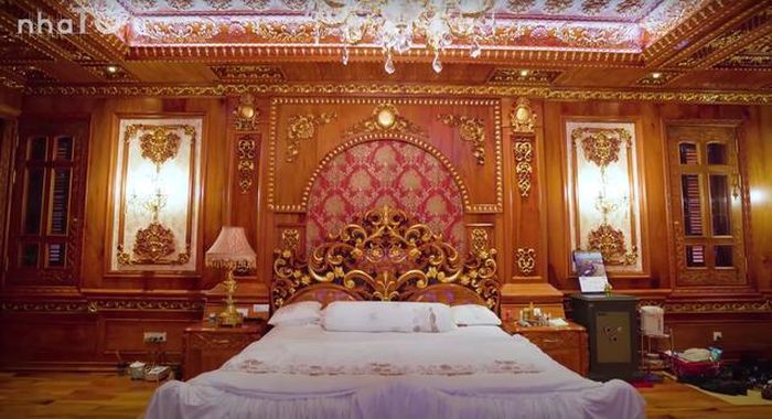 Nội thất trong phòng ngủ cũng làm toàn bộ bằng gỗ gõ đỏ.