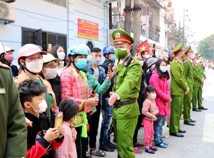 Lực lượng công an địa phương tham gia đảm bảo an ninh trật tự, nhắc nhở mọi người tuân thủ các biện pháp phòng, chống dịch bệnh -Ảnh: LS