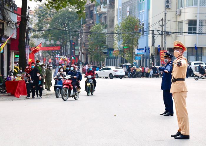 Lực lượng công an, dân quân, thanh tra giao thông bố trí các tổ, đội điều tiết giao thông trên cung đường mà đoàn rước kiệu đi qua, -Ảnh: LS