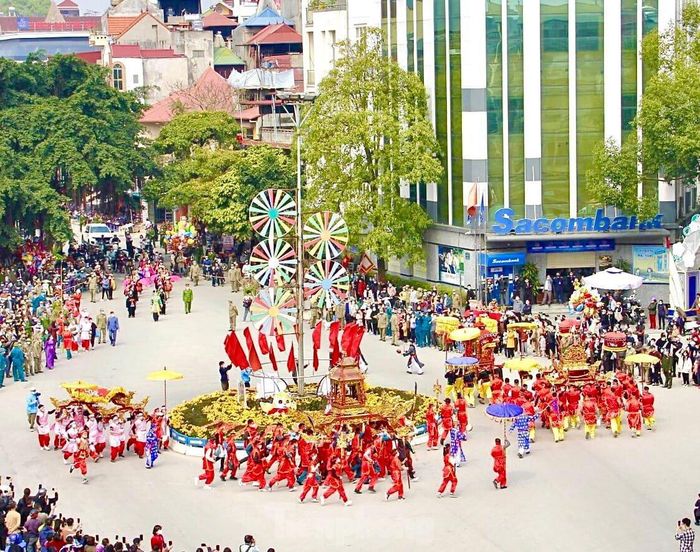 Lễ rước kiệu từ đền Tả Phủ đến đền Kỳ Cùng qua những con phố chính ở thành phố lạng Sơn dài chừng gần 2 km thu hút đông đảo người dân tham gia -Ảnh: LS