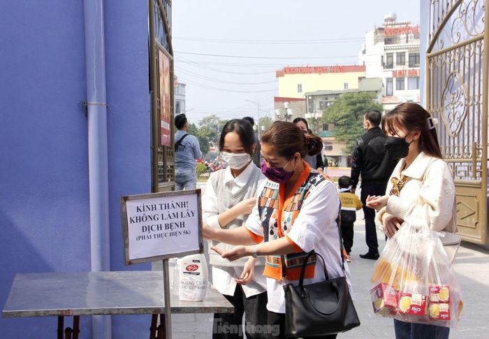 Công tác phòng, chống dịch bệnh được triển khai tại các địa điểm tổ chức lễ hội -Ảnh: LS