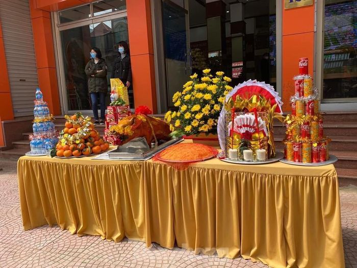 Hai bên đường, người dân, tiểu thương xứ Lạng bày biện mâm cỗ cúng tiến, mong một năm may mắn, thành công -Ảnh: LS