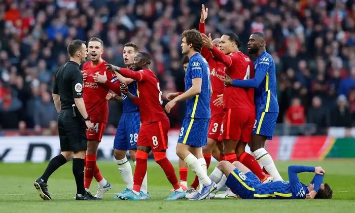Ngoài chất lượng chuyên môn, Liverpool và Chelsea cống hiến một trận đấu căng thẳng trong từng pha bóng. Ảnh: Guardian.
