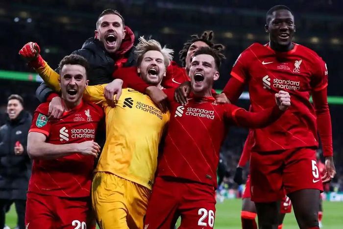Cầu thủ Liverpool chia vui với thủ thành Kelleher sau khi thắng luân lưu. Ảnh: REX.