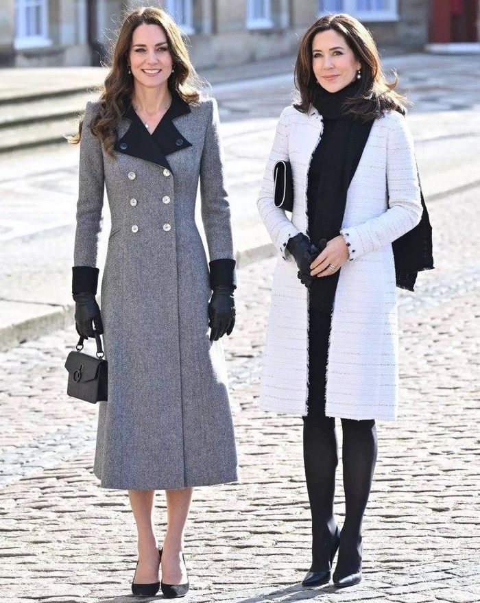 Chung khung hình, Kate Middleton và Mary đều tỏa sáng rực rỡ với ngoại hình long lanh, dung mạo tươi tắn dù không diện váy áo cầu kì hay màu sắc.