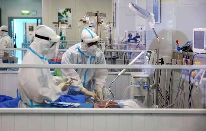 Các y, bác sĩ chăm sóc bệnh nhân nhiễm Covid-19 tại Bệnh viện Đại học Y Hà Nội cơ sở Hoàng Mai. Ảnh: An Khánh