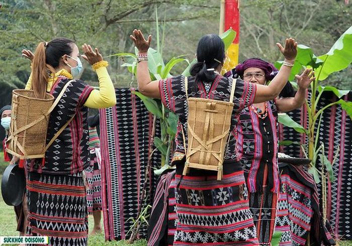 Không khí chuẩn bị Lễ mừng lúa mới rộn ràng khắp nơi. Đàn ông vào rừng đi săn, bắt cá,...