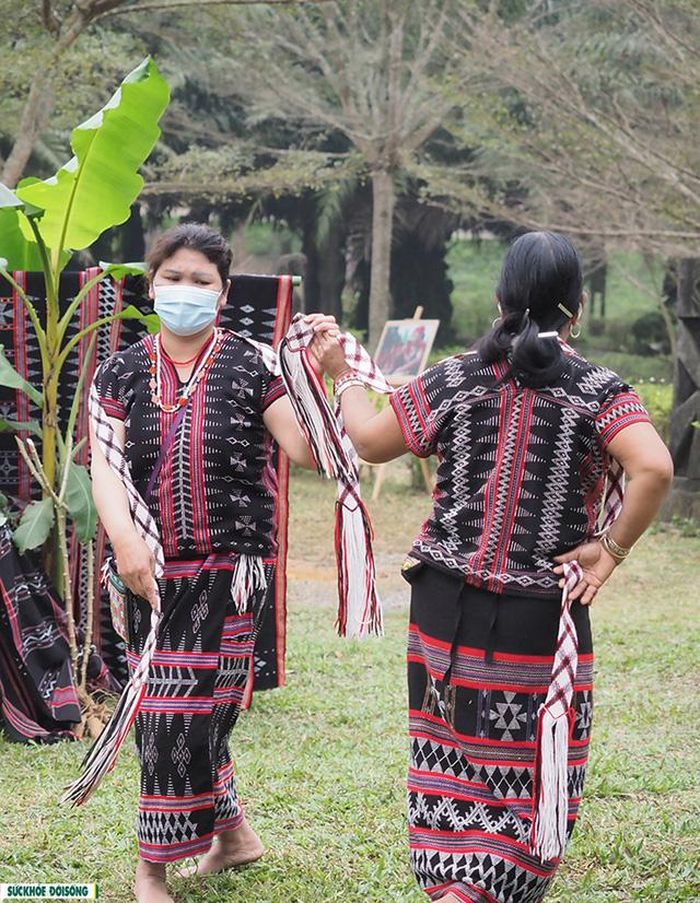 Lễ mừng lúa mới không chỉ là lễ hội, là ngày Tết vui tươi, nhộn nhịp, mà còn thể hiện lòng thành kính đến các vị thần linh, lòng biết ơn đến mẹ của các giống cây trồng, đặc biệt là mẹ lúa đã nuôi dưỡng lớp lớp con cháu từ thế hệ này đến thế hệ khác.