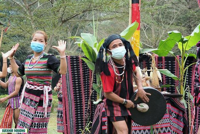 Vào ngày Lễ mừng lúa mới, các chàng trai, cô gái của làng mặc những bộ trang phục đẹp nhất hòa trong điệu múa, điệu nhảy, gắn kết tình anh em, bè bạn, cầu mong một mùa lúa mới no ấm, buôn làng yên vui.