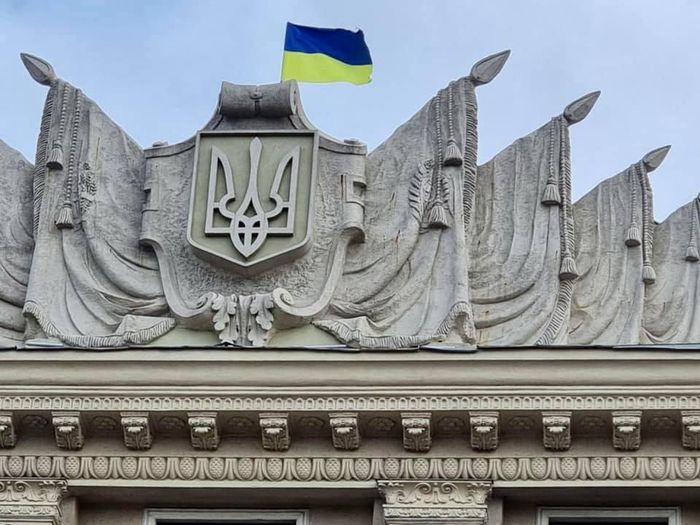 Thống đốc vùng Kharkiv - ông Oleg Sinegubov trên trang Facebook cá nhân của mình thậm chí còn đăng tải một vài tấm ảnh cho thấy quốc kỳ Ukraine vẫn tung bay trên những công trình mang tính biểu tượng của Kharkiv.