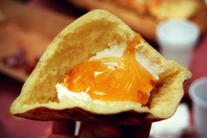 Lý do mật ong có vị đắng độc đáo vẫn chưa được giải đáp. Tuy nhiên, một số người tin đó là do sự xuất hiện của glycoside arbutin (một phân tử liên kết với đường trong thực vật) có trong mật hoa của cây corbezzolo.
