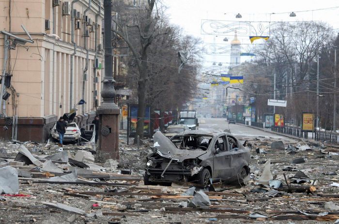  Phát biểu trong cuộc họp báo hôm 1/3, người phát ngôn Điện Kremlin Dmitry Peskov nói binh sĩ Nga không thực hiện bất cứ đòn tấn công nào vào các cơ sở hạ tầng dân sự hoặc khu nhà dân cư, mà chỉ tập trung vào phi quân sự hóa Ukraine và các cơ sở quân sự. 