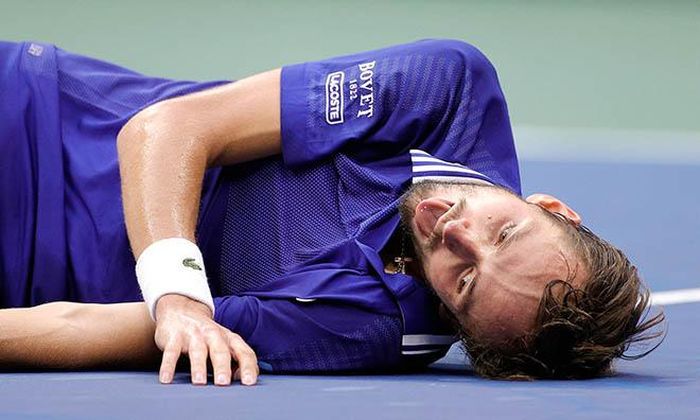 Khoảnh khắc ăn mừng kiểu… cá chết của Medvedev ở US Open 2021