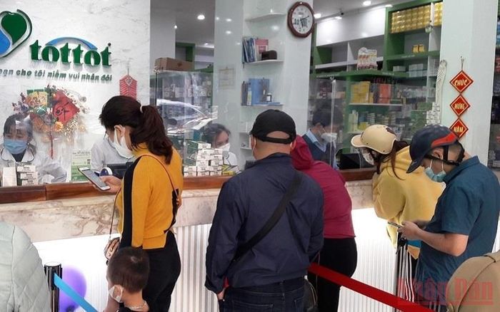 Người dân Thanh Hóa xếp hàng mua thuốc, vật tư y tế.
