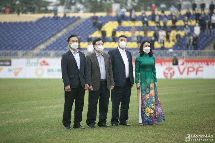 Các đồng chí lãnh đạo tỉnh, Sở Văn hóa - Thể thao và lãnh đạo CLB Sông Lam Nghệ An làm lễ chào cờ trước trận đấu. Ảnh: Hải Hoàng