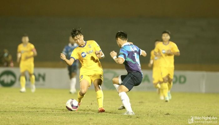 Sau bàn thua, lối chơi của các cầu thủ SLNA vẫn không khởi sắc; không có những miếng đánh nguy hiểm và không thể tìm được bàn san bằng tỷ số. Ảnh: Hải Hoàng
