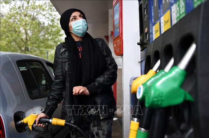 Bơm xăng cho phương tiện tại một trạm xăng ở Paris, Pháp. Ảnh: AFP/TTXVN