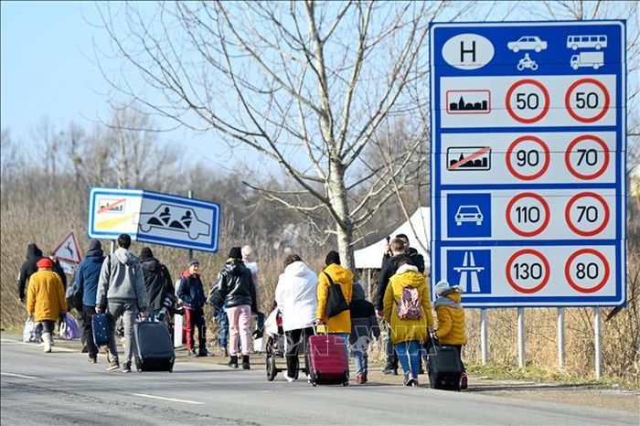 Người dân Ukraine vượt biên sang Hungary để tránh xung đột, ngày 25/2/2022. Ảnh minh họa: AFP/TTXVN