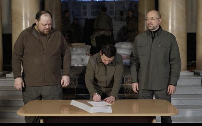 Ông Zelensky kí đơn xin gia nhập EU. Ảnh: Times of Israel