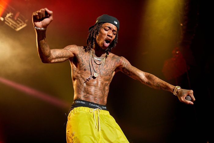  Chỉ thua Drake 5 triệu USD, Wiz Khalifa được báo cáo thu nhập chính không phải từ âm nhạc, mà là nhờ bán các sản phẩm khác. Bị coi là biểu tượng xấu, "lắm tài nhiều tật" trong mắt giới trẻ nhưng không thể phủ nhận giọng ca sinh năm 1987 đã cố gắng để có được vị trí như hôm nay. Ảnh: People. 
