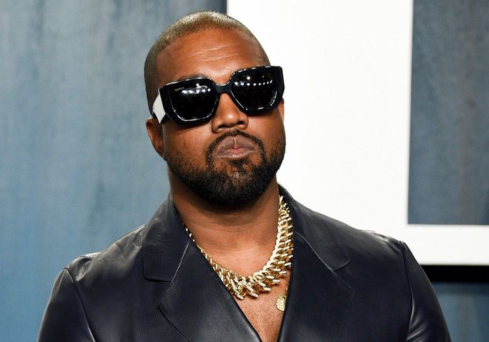  Đứng vị trí thứ hai là Kanye West. Điều tiếng đời tư không ngăn cản con đường làm giàu của sao Donda, ngược lại càng khiến anh thăng hoa trong sự nghiệp. Tạp chí Mỹ ước tính West bỏ túi 250 triệu USD nhờ đế chế giày Yeezy cùng với tiền bản quyền âm nhạc. Theo Celebrity Networth, nếu tính tổng tài sản, anh sở hữu 1,8 tỷ USD, hơn cả Jay-Z. Ảnh: NBC News. 