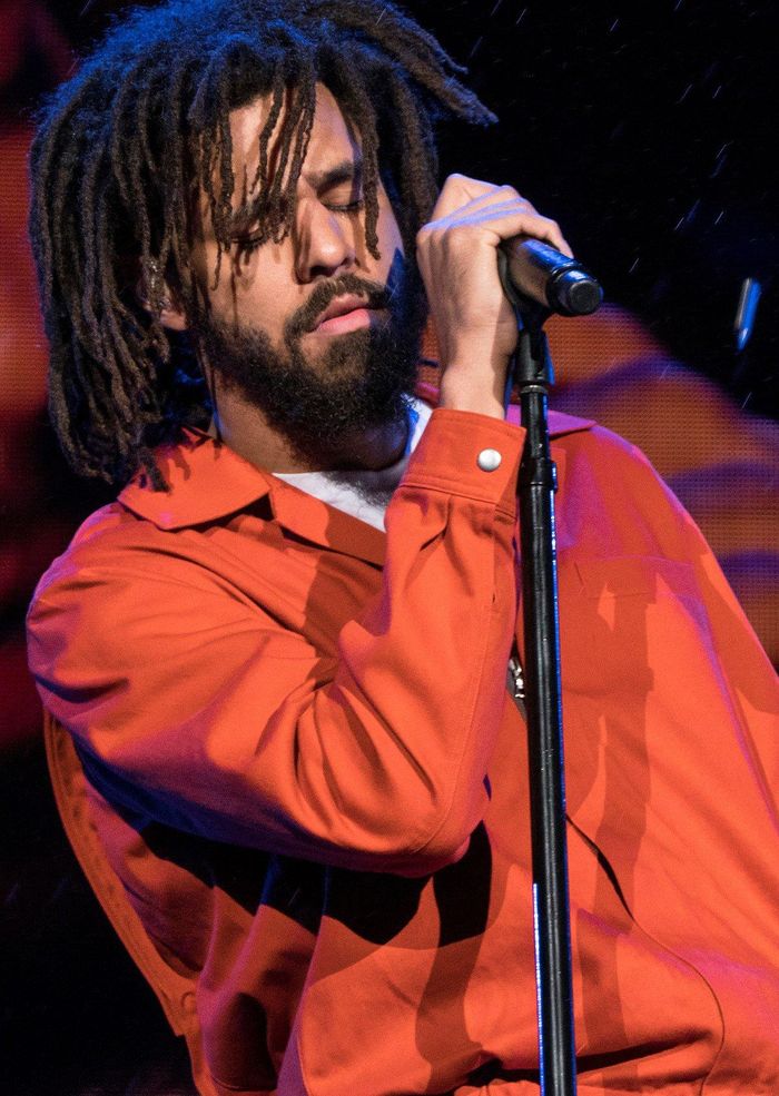 Eminem (trái) thu về 28 triệu USD, hơn J. Cole 1 triệu USD. Báo cáo trên Forbes cho biết riêng về Eminem, anh hạn chế đi show nhưng mỗi lần xuất hiện phải thật ấn tượng, được trả lương xứng đáng với năng lực. Bên cạnh đó, rapper đình đám còn có khoản thu nhập thụ động từ việc kinh doanh. Ảnh: People. 