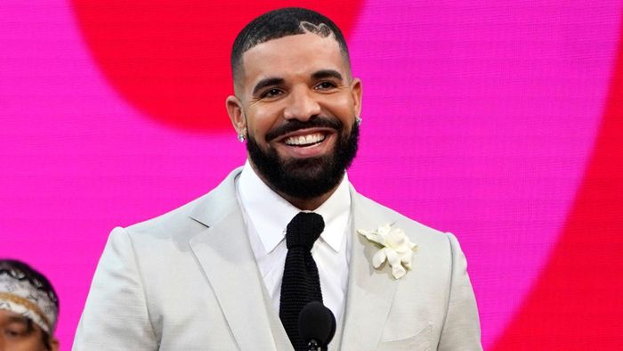  Trong năm 2021, Drake thu về 50 triệu USD. Vulture đánh giá nam rapper đang ở đỉnh cao sự nghiệp với những bản hit nổi tiếng và thành công về mặt thương mại. Drake có một năm đáng nhớ với nhiều kỷ lục được phá vỡ trong lịch sử của BXH Billboard nhờ album Certified Lover Boy. Ảnh: Sky News. 