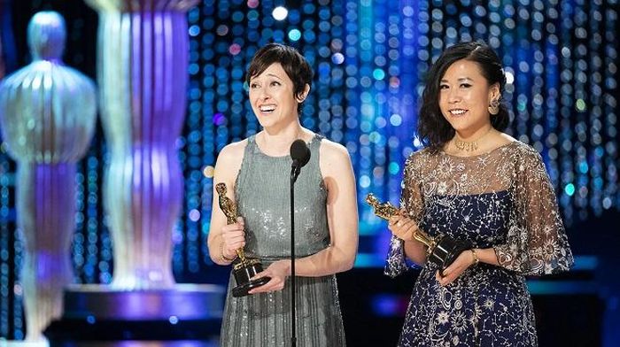 Nữ đạo diễn Domee Shi (phải) nhận giải Oscar lần thứ 91