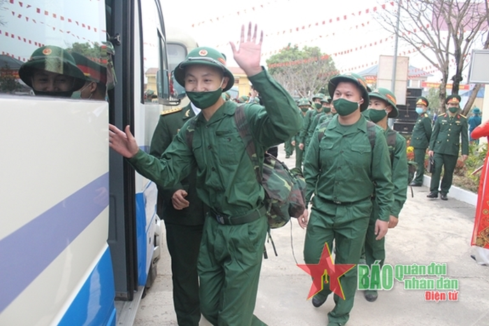 Thanh niên phấn khởi lên đường nhập ngũ. Ảnh: qdnd.vn.