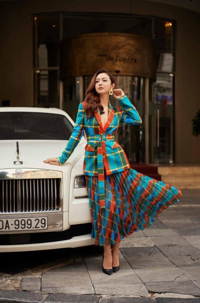 Với chân váy dập ly nàng hậu phối cùng áo vest thanh lịch.