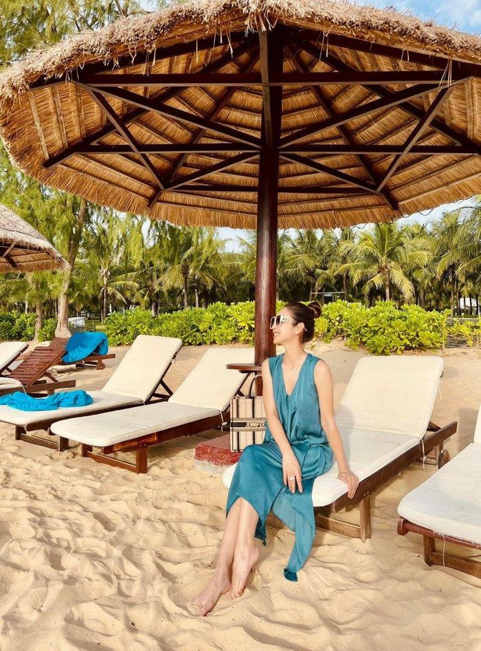 Thiết kế lụa càng thêm nổi bật hơn khi có chi tiết nhún bèo.