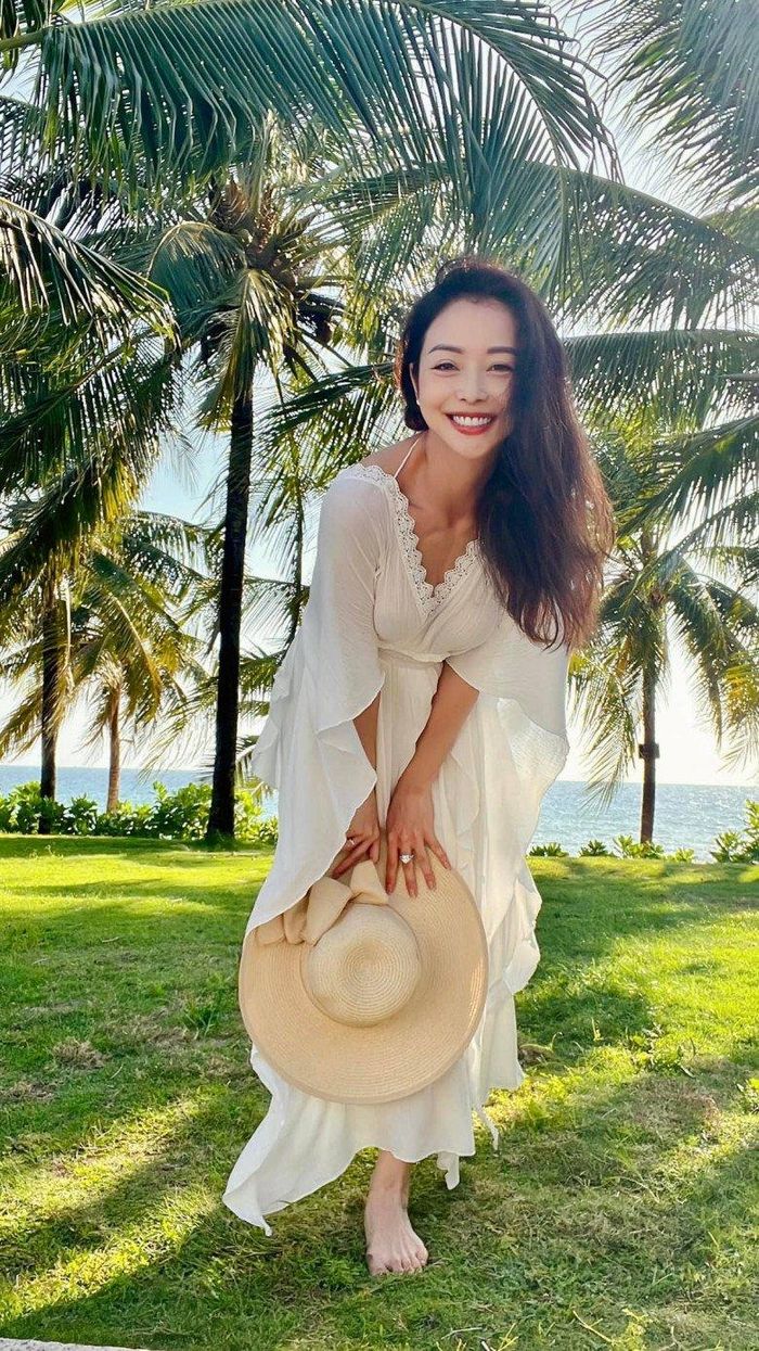 Nàng hoa hậu xinh đẹp luôn diện những chiếc váy nhún bèo đẹp mắt. 