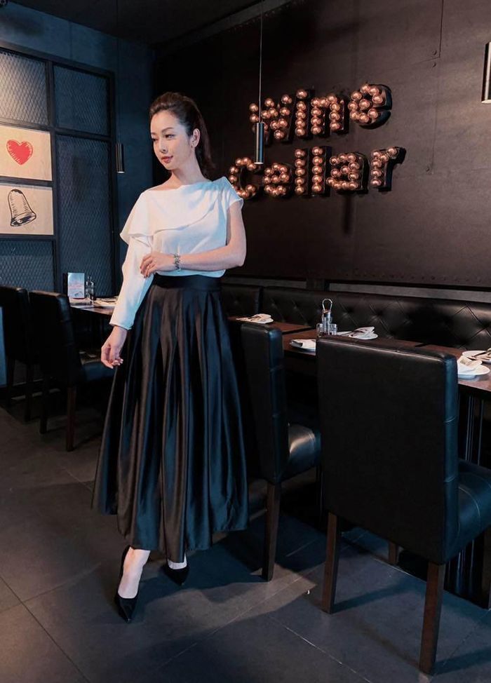 Chân váy cũng được cô ứng dụng trong những ngày hè khi đi họp hay dự tiệc nhẹ. 